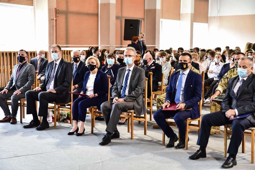 wiceminister-marzena-machaek-z-wizyta-w-rakowickiej-szkole-97723