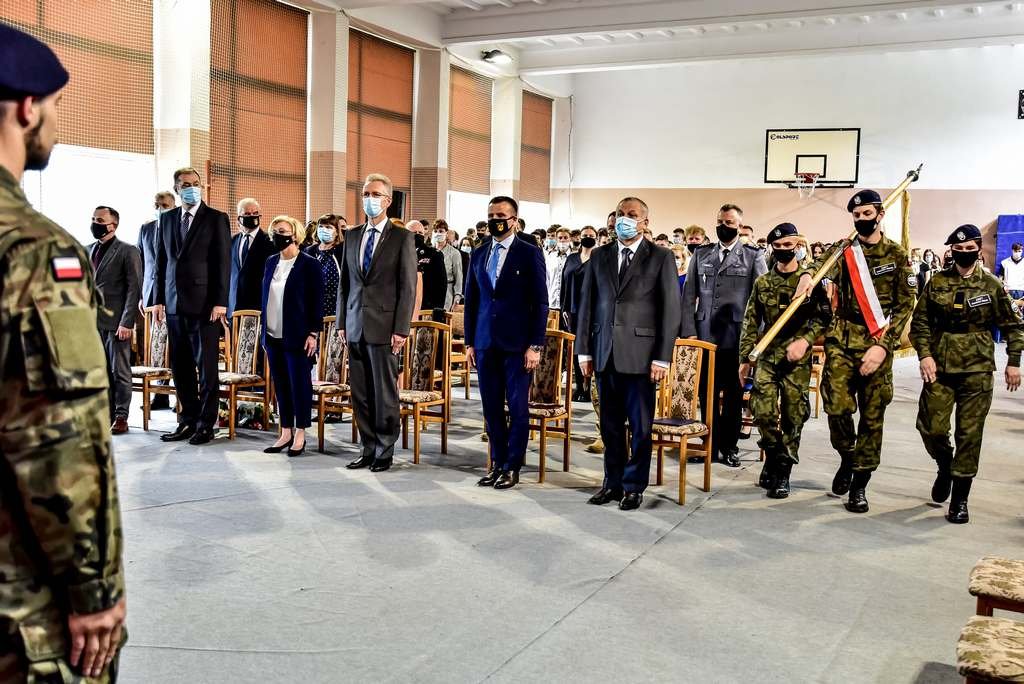 wiceminister-marzena-machaek-z-wizyta-w-rakowickiej-szkole-97723