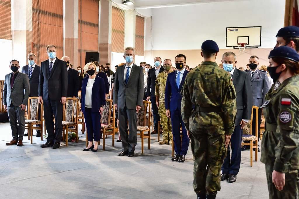 wiceminister-marzena-machaek-z-wizyta-w-rakowickiej-szkole-97723
