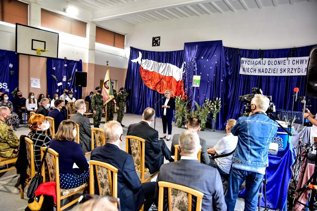 wiceminister-marzena-machaek-z-wizyta-w-rakowickiej-szkole-97723