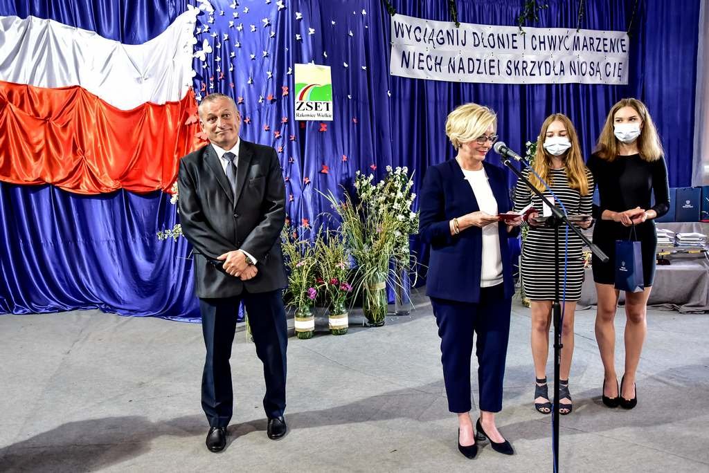 wiceminister-marzena-machaek-z-wizyta-w-rakowickiej-szkole-97723