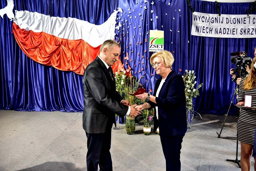 wiceminister-marzena-machaek-z-wizyta-w-rakowickiej-szkole-97723