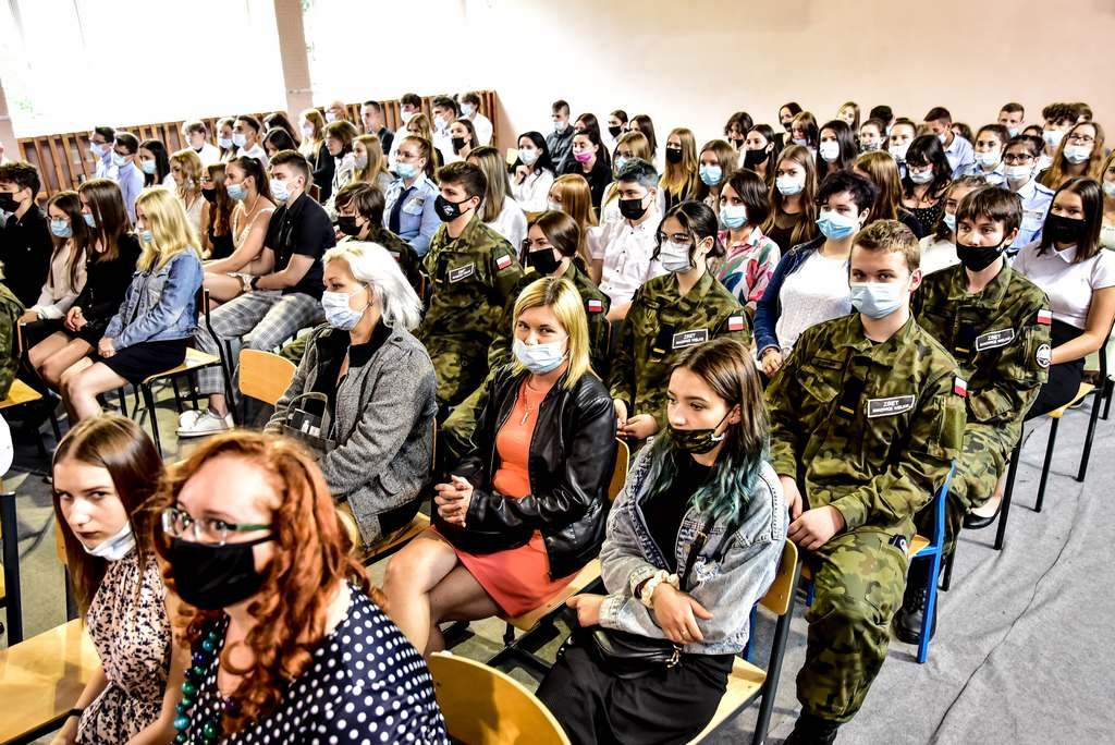 wiceminister-marzena-machaek-z-wizyta-w-rakowickiej-szkole-97723