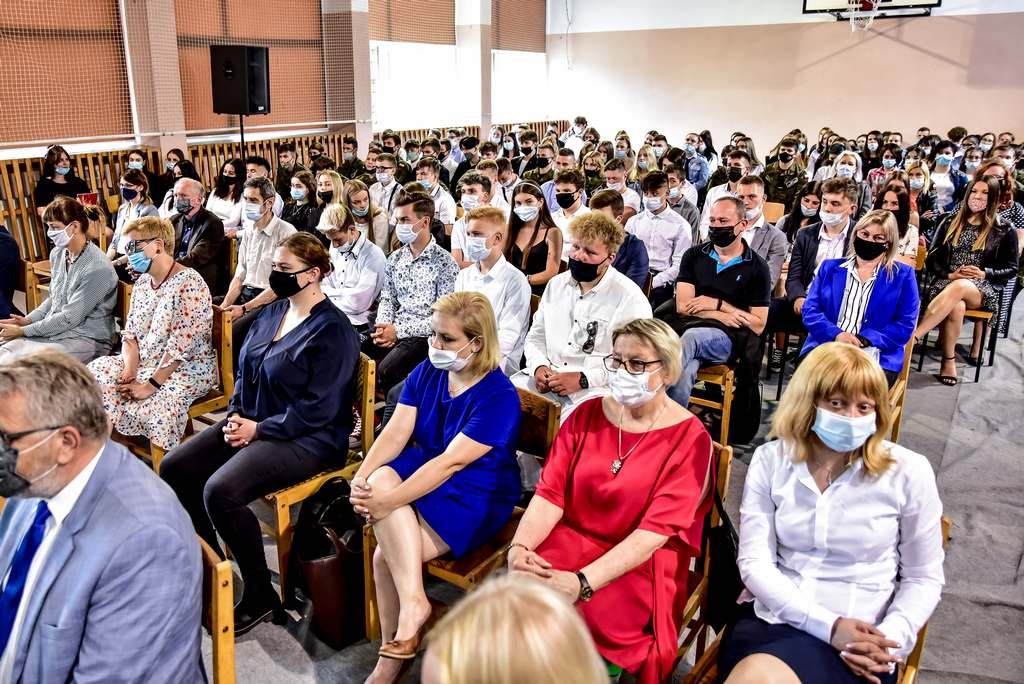 wiceminister-marzena-machaek-z-wizyta-w-rakowickiej-szkole-97723