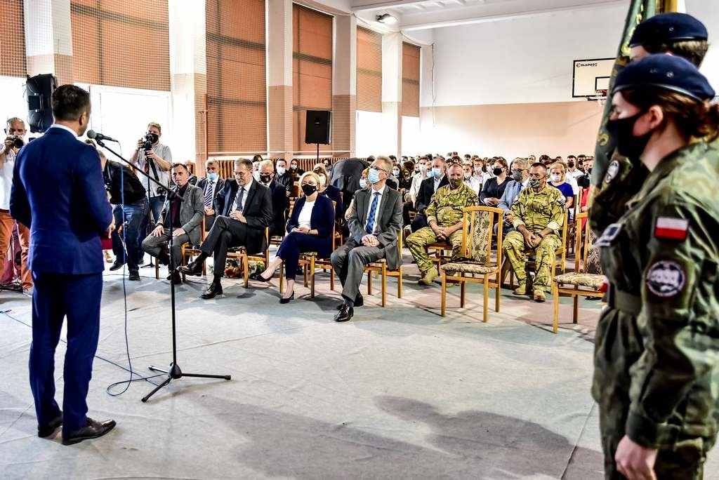 wiceminister-marzena-machaek-z-wizyta-w-rakowickiej-szkole-97723