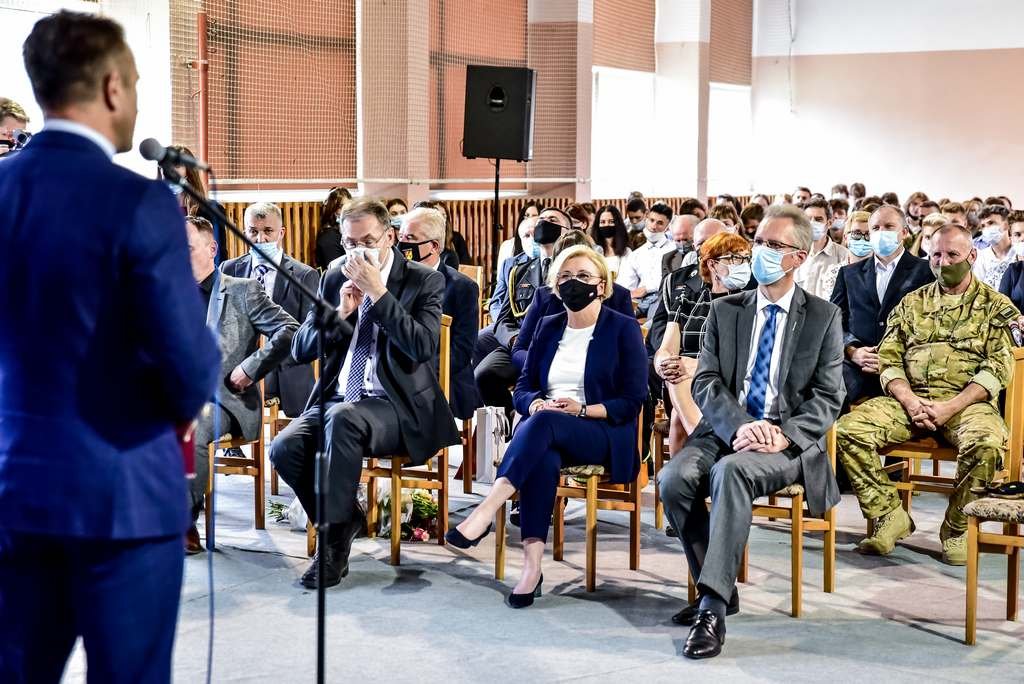 wiceminister-marzena-machaek-z-wizyta-w-rakowickiej-szkole-97723