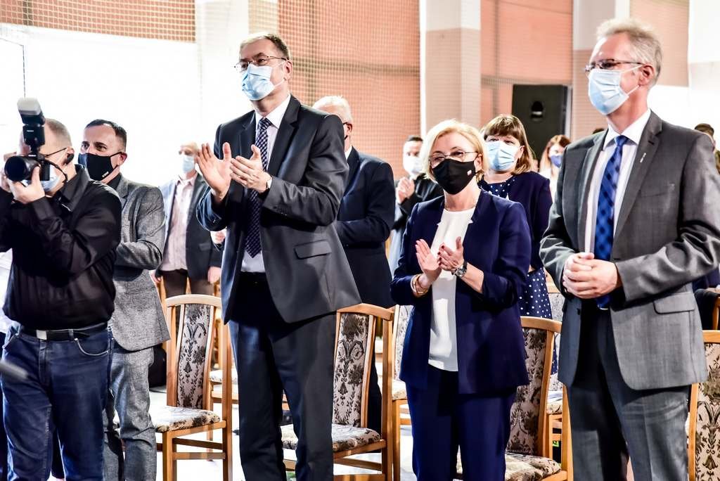 wiceminister-marzena-machaek-z-wizyta-w-rakowickiej-szkole-97723