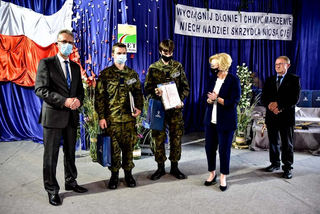 wiceminister-marzena-machaek-z-wizyta-w-rakowickiej-szkole-97723