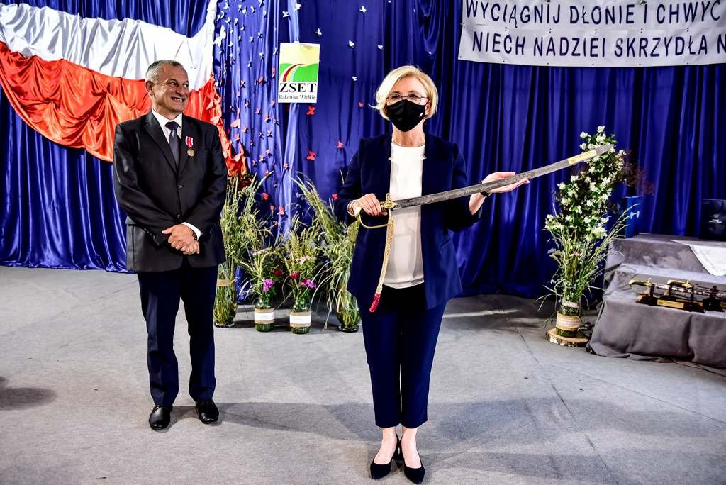 wiceminister-marzena-machaek-z-wizyta-w-rakowickiej-szkole-97723