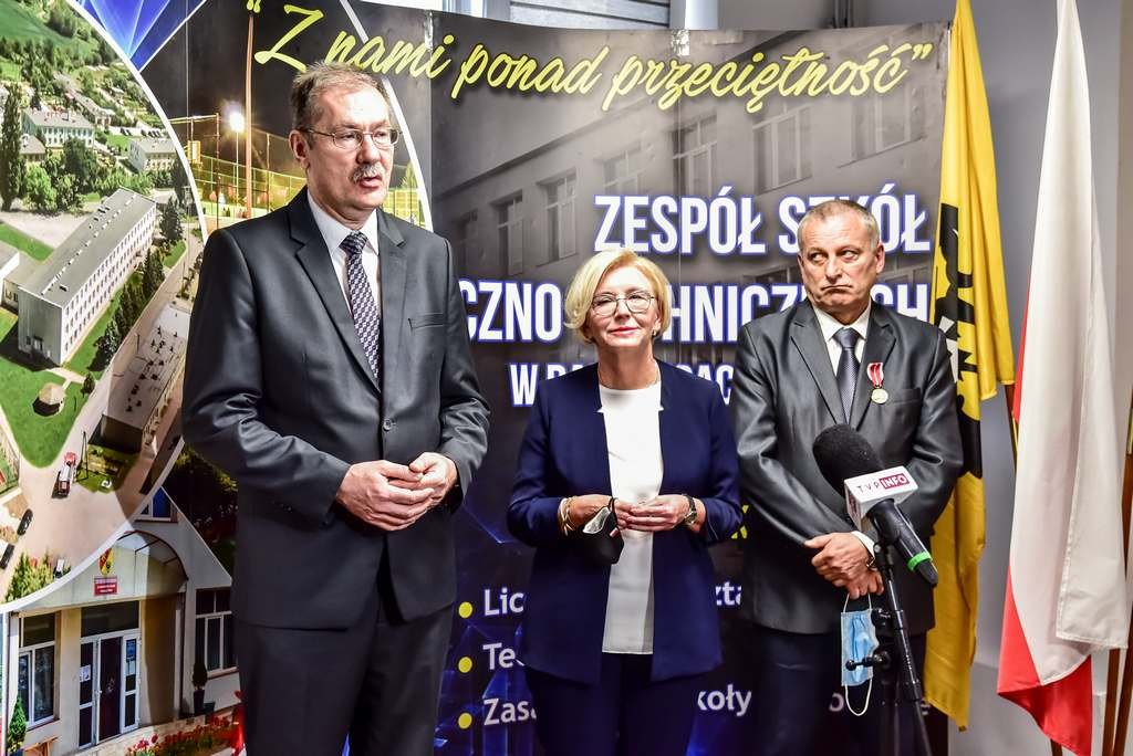 wiceminister-marzena-machaek-z-wizyta-w-rakowickiej-szkole-97723