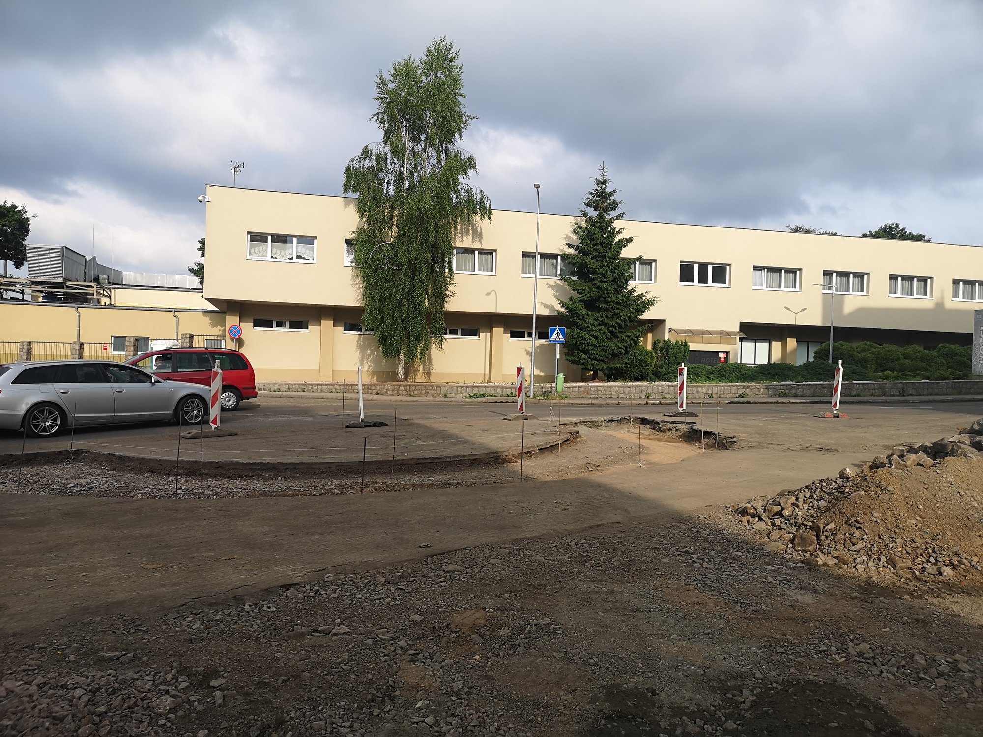 rondo-z-zielenia-czy-z-granitowej-kostki-97800