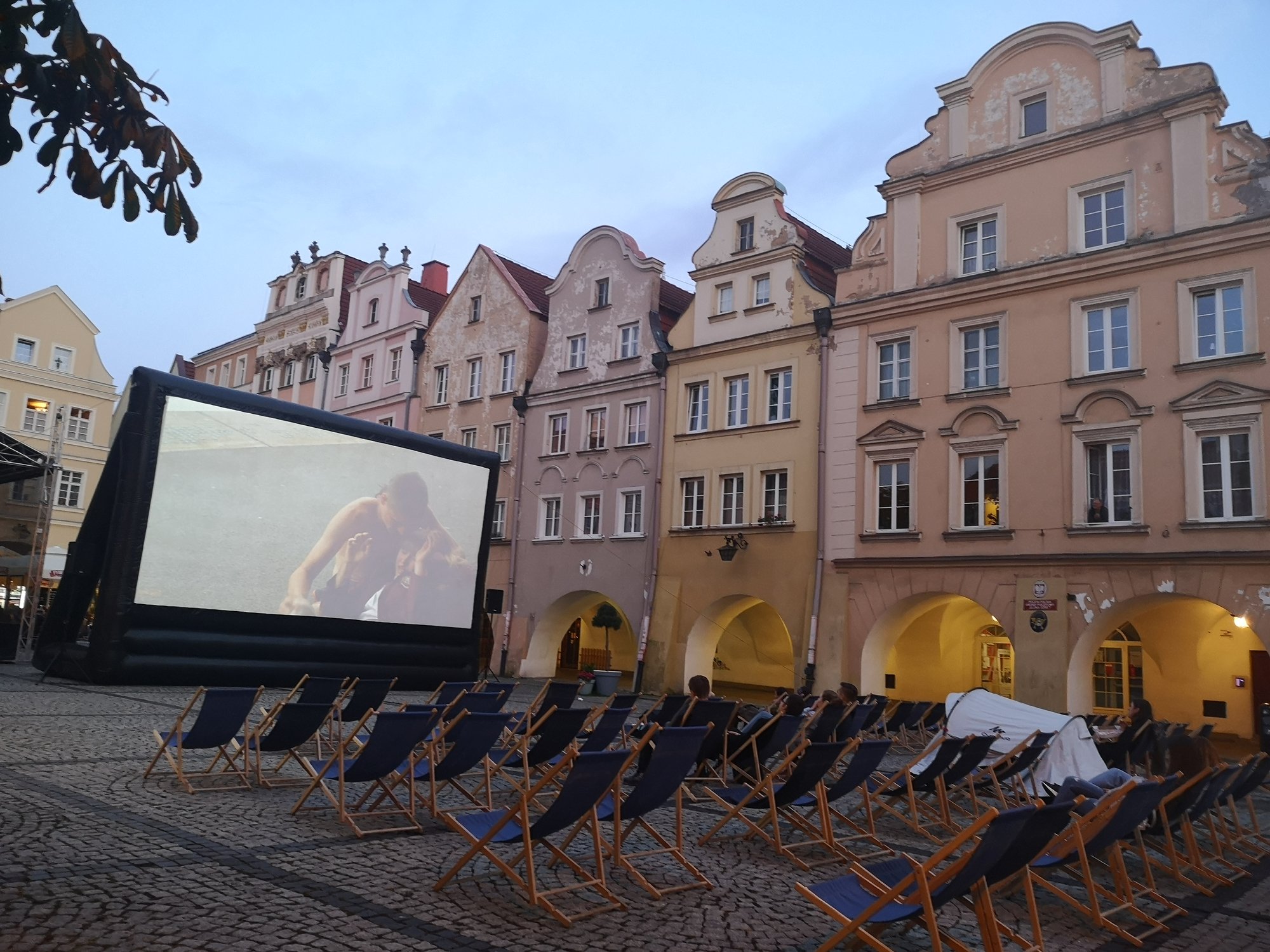 letnie-kino-plenerowe-na-placu-ratuszowym-97873