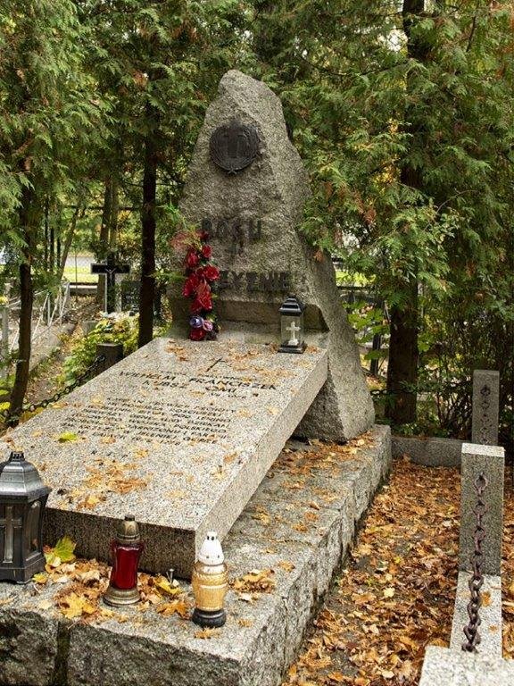 Nagrobek ks. płk. Wilhelma Kubsza na jeleniogórskim cmentarzu/fot. Internet
