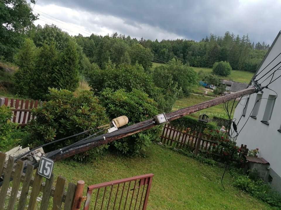 ciezarowka-zniszczya-supy-telefoniczne-98047