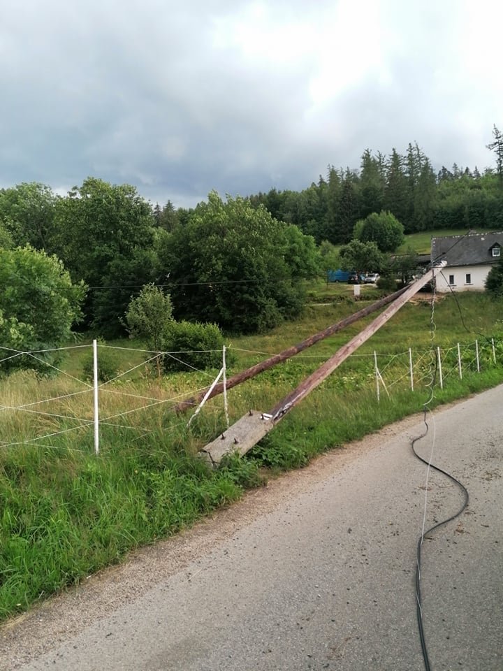 ciezarowka-zniszczya-supy-telefoniczne-98047