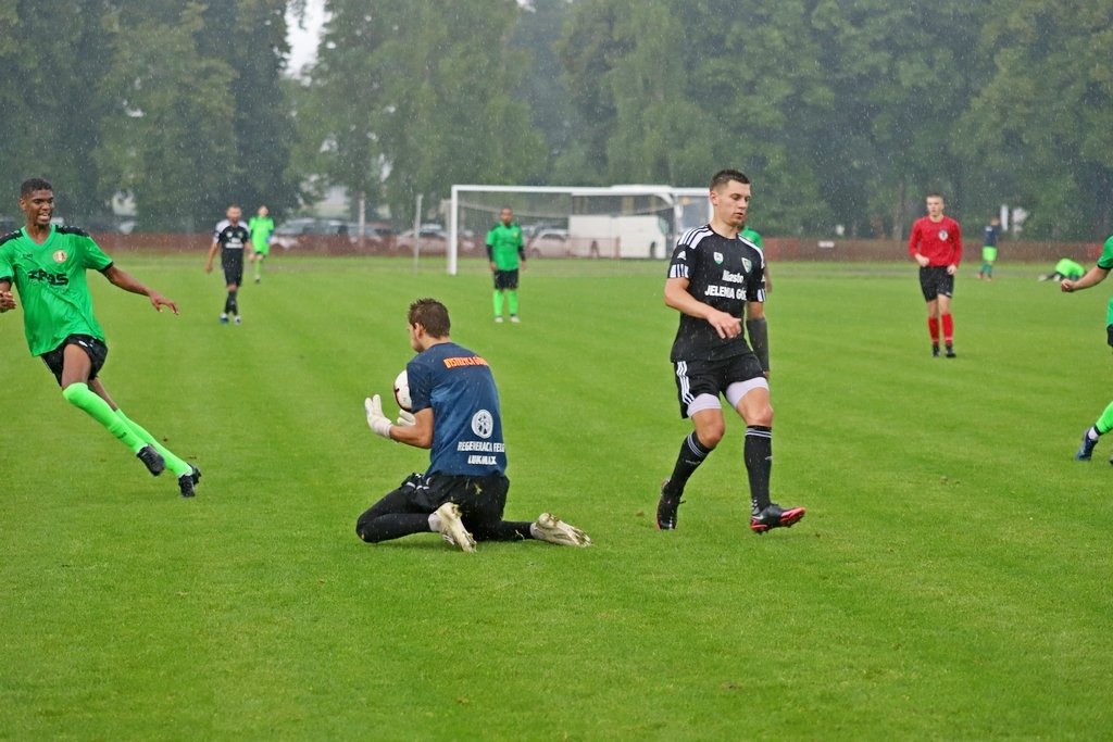zwyciestwo-w-strugach-deszczu-98235