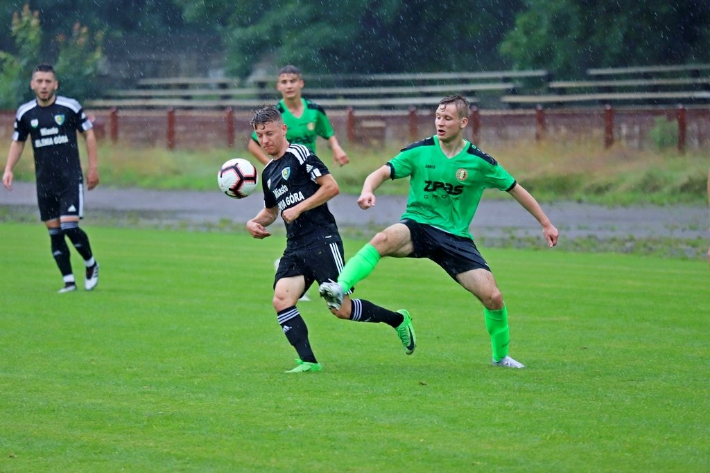 zwyciestwo-w-strugach-deszczu-98235
