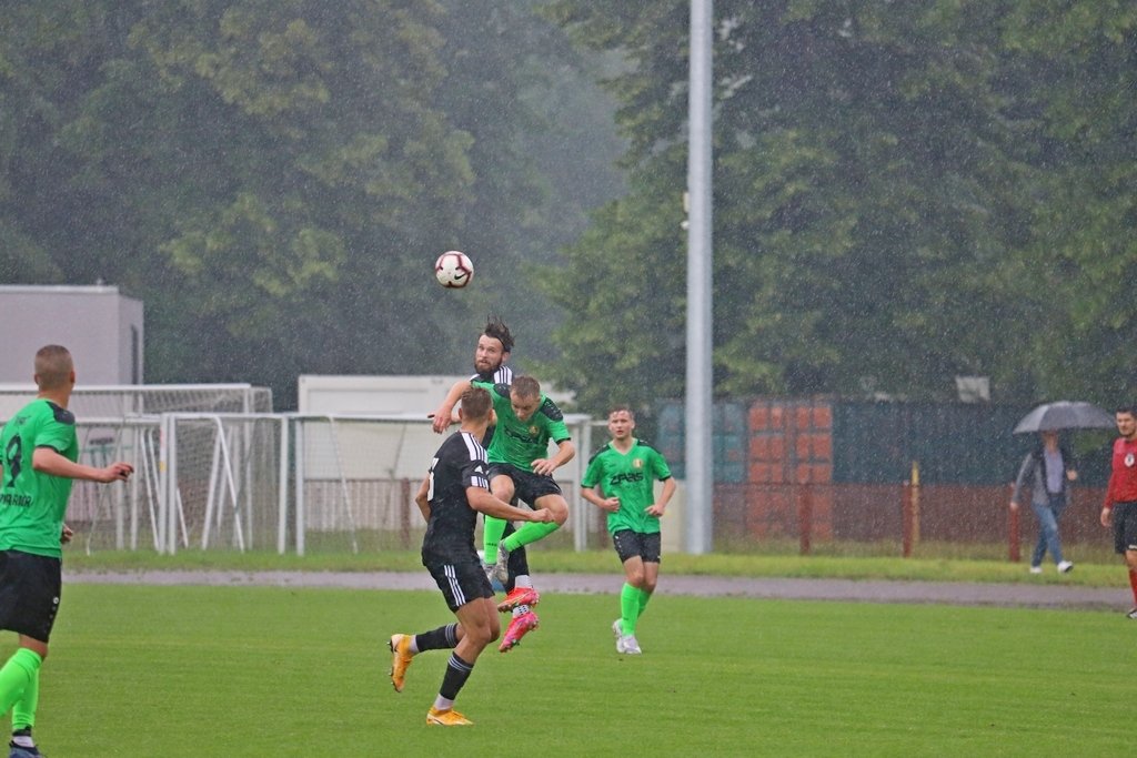 zwyciestwo-w-strugach-deszczu-98235