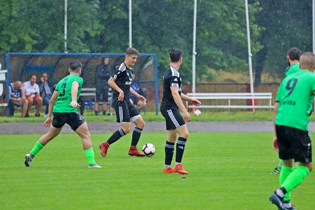 zwyciestwo-w-strugach-deszczu-98235