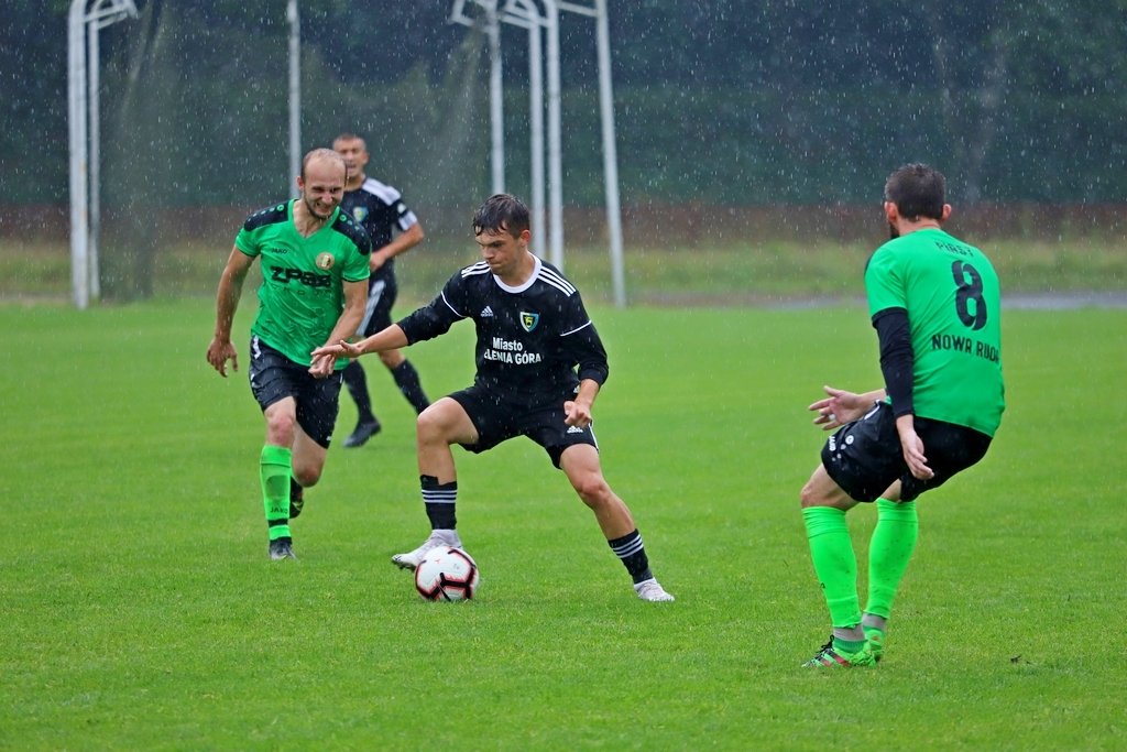 zwyciestwo-w-strugach-deszczu-98235