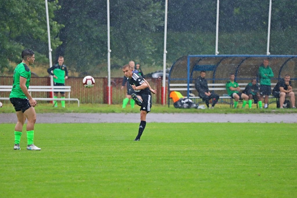zwyciestwo-w-strugach-deszczu-98235