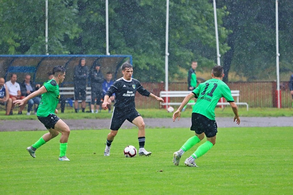 zwyciestwo-w-strugach-deszczu-98235