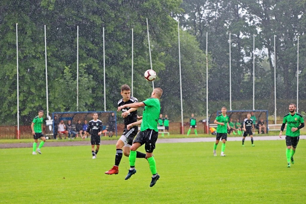 zwyciestwo-w-strugach-deszczu-98235
