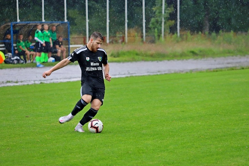 zwyciestwo-w-strugach-deszczu-98235
