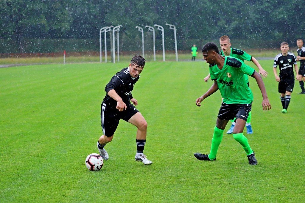 zwyciestwo-w-strugach-deszczu-98235