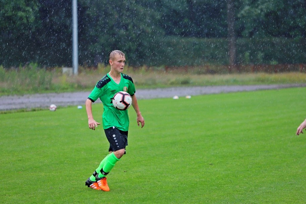 zwyciestwo-w-strugach-deszczu-98235