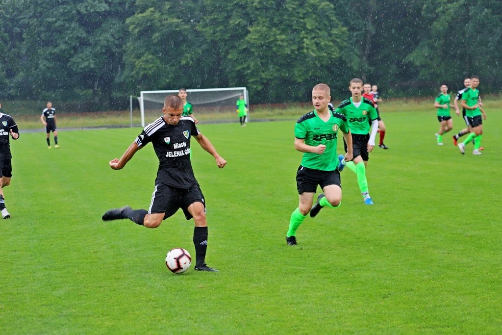 zwyciestwo-w-strugach-deszczu-98235