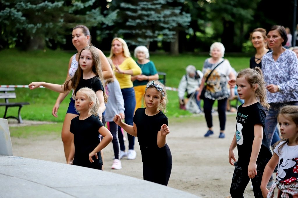 wakacyjna-salsa-w-parku-norweskim-98762
