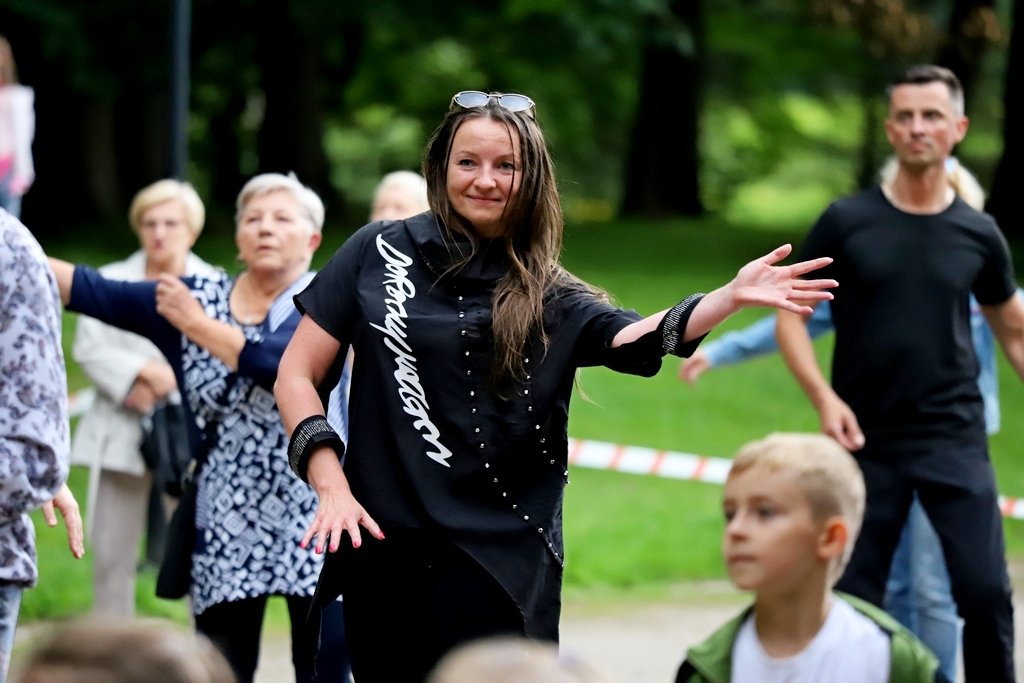 wakacyjna-salsa-w-parku-norweskim-98762