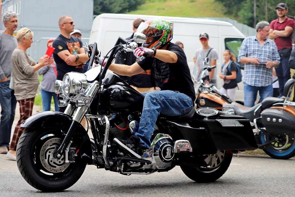 motocyklisci-opanowali-karpacz-98763