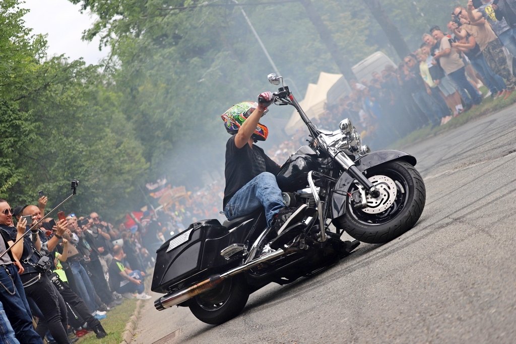 motocyklisci-opanowali-karpacz-98763
