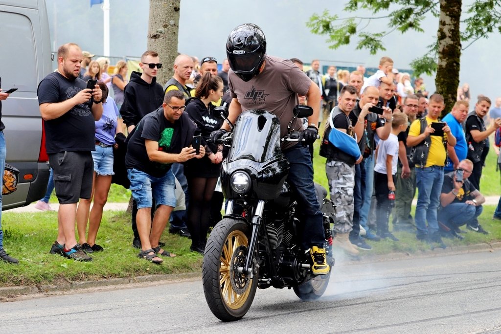 motocyklisci-opanowali-karpacz-98763
