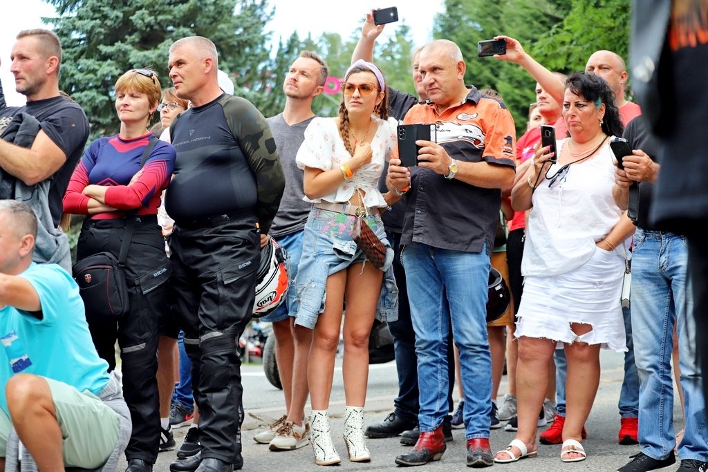 motocyklisci-opanowali-karpacz-98763