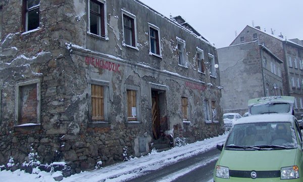 Można by tu kręcić wojenne filmy bez sztucznej scenografii.