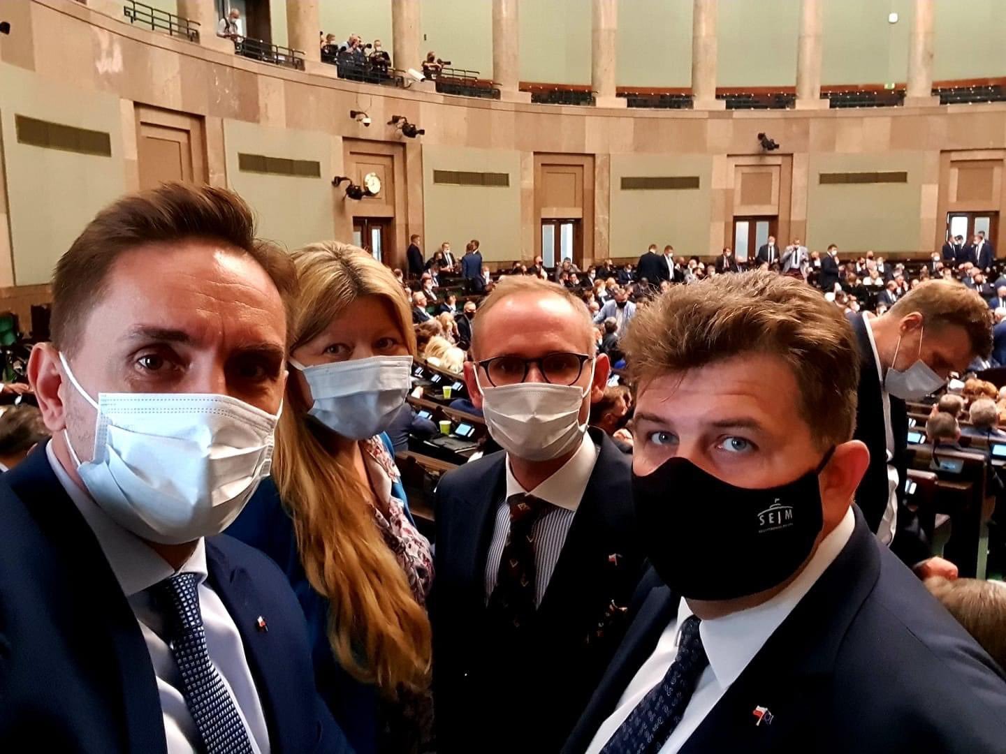 jak-elzbieta-witek-potuka-demokracje-98911