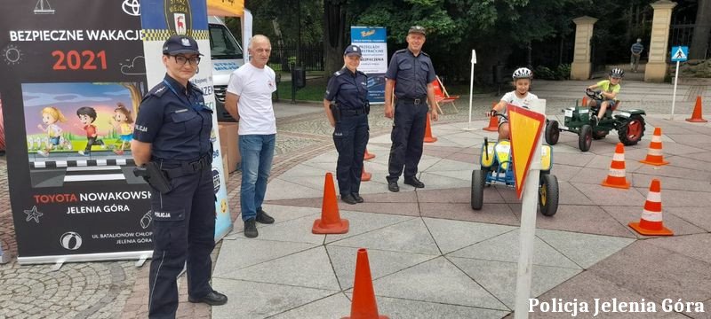 na-placu-piastowskim-bezpieczne-wakacje-98913