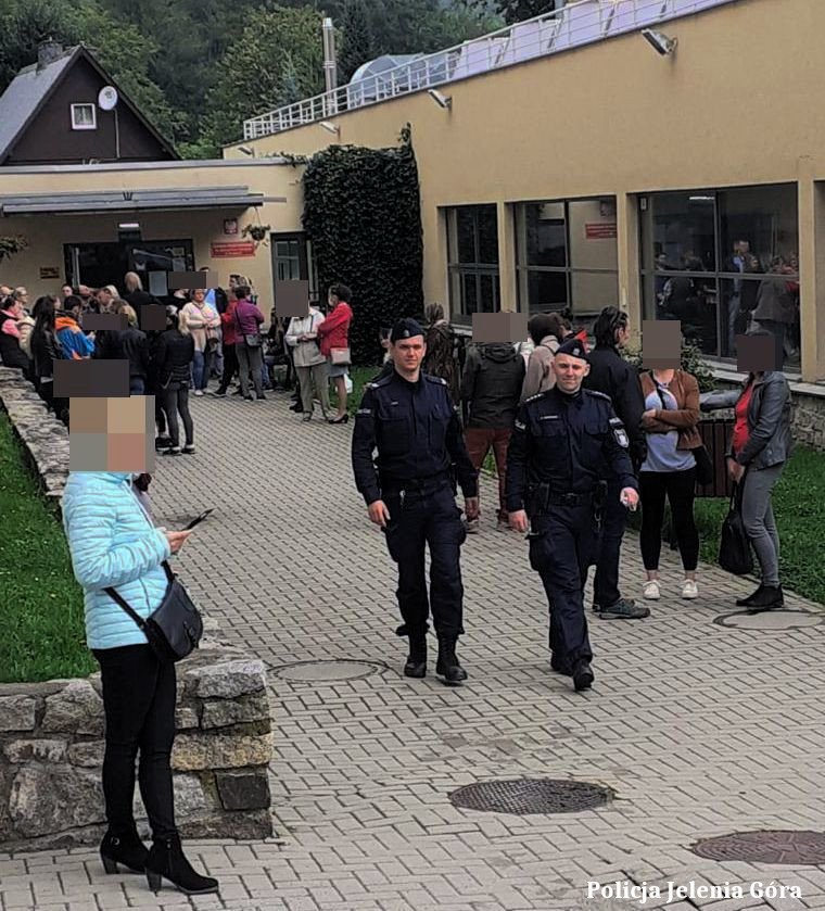 jeleniogorscy-policjanci-czuwaja-przy-szkoach-99339