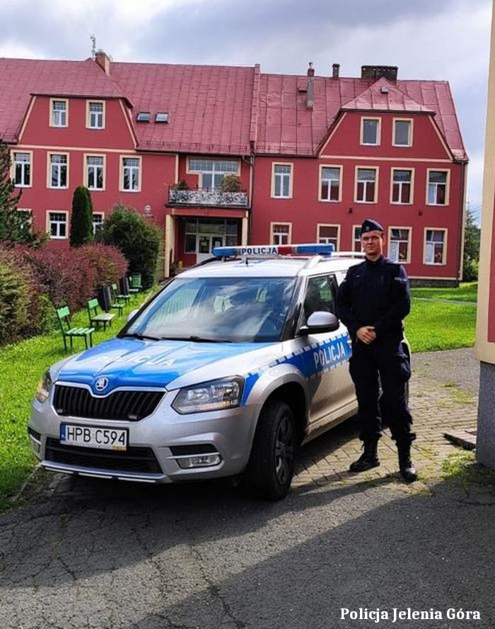 jeleniogorscy-policjanci-czuwaja-przy-szkoach-99339