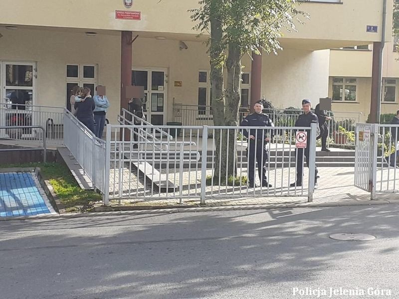 jeleniogorscy-policjanci-czuwaja-przy-szkoach-99339