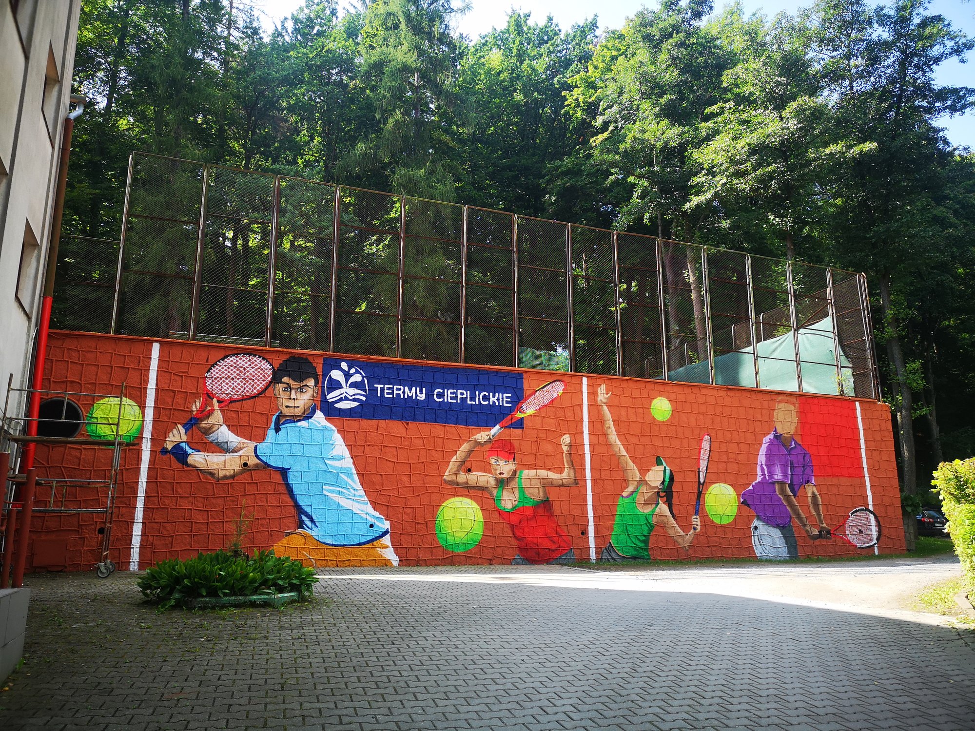 przy-kortach-powstaje-mural-99376