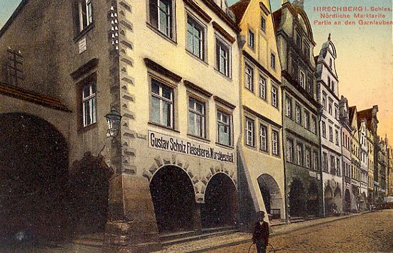 Tej bramy łączącej Jasną z Forteczną już nie ma. Kamienice na placu Ratuszowym zburzono i zbudowano raz jeszcze. Sklep mięsny pozostał.