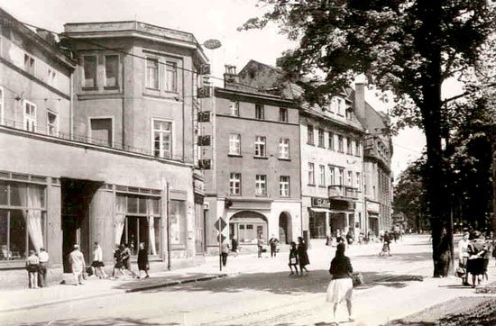 Aleja 15 Grudnia w 1969 roku. Widać jeszcze kamienicę zburzoną w latach 70-tych. W jej miejscu powstała sensowna plomba. Dziś dom towarowy.