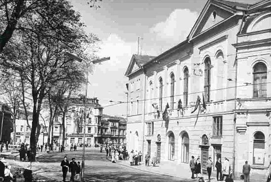 Architektom spod szyldu ludowej władzy przeszkadzała nawet elewacja gmachu sali widowiskowej przy al. 15 Grudnia. Została przebudowana. Bez sensu.
