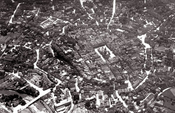 Widok lotniczy Hirschbergu z lat II Wojny Światowej. Miasto nie zostało zniszczone.