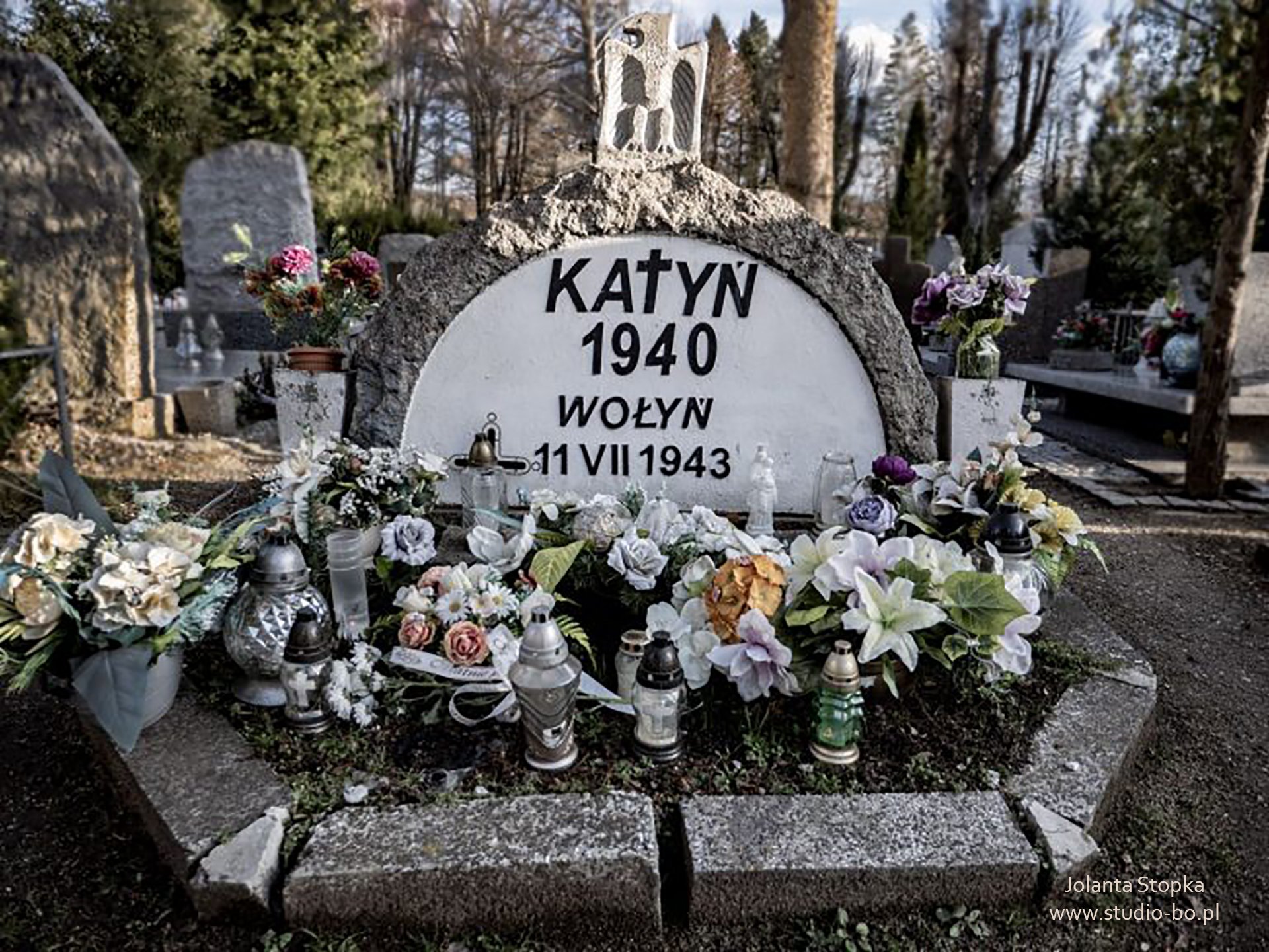 Symboliczny grób ofiar ludobójstwa na Polakach w Katyniu i na Wołyniu, urządzony przez Kazimierza Klimkiewicza na cmentarzu w Cieplicach