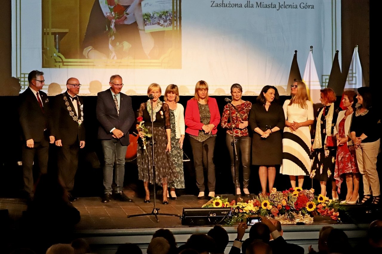 uroczysta-sesja-miejska-z-zasuzonymi-i-nagroda-99700